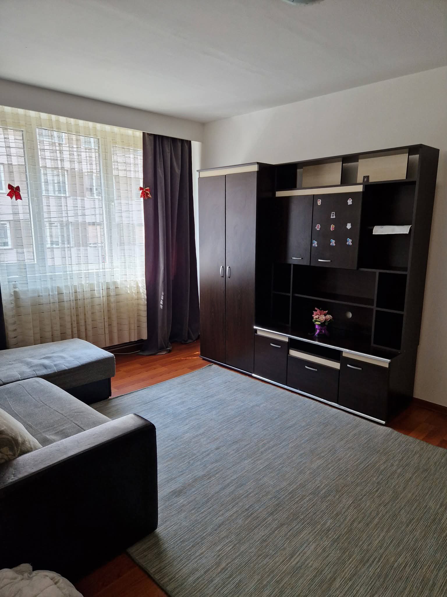 Apartament cu 3 camere în zonă semicentrală