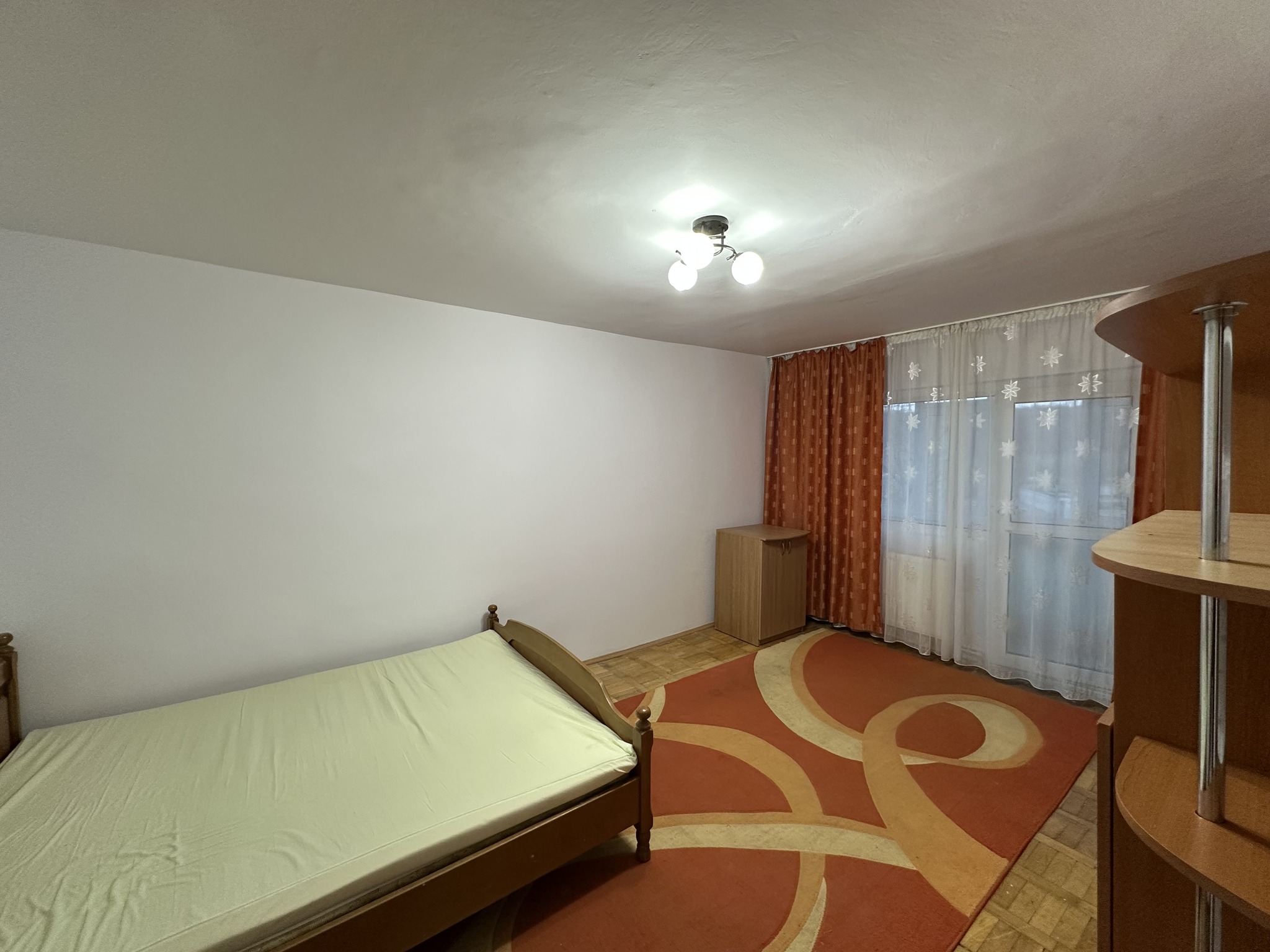 De închiriat – 2 camere decomandat